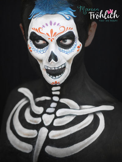 Dias de los Muertos Design, Mann mit Totenkopfbemalung und Skelett-Bodypainting
