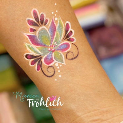Kinderschminken florales Armdesign  by Mareen Fröhlich